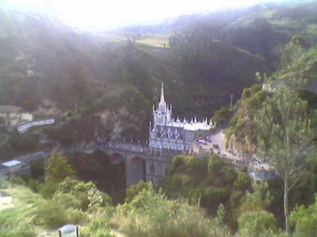 Imponente santuario de las Lajas